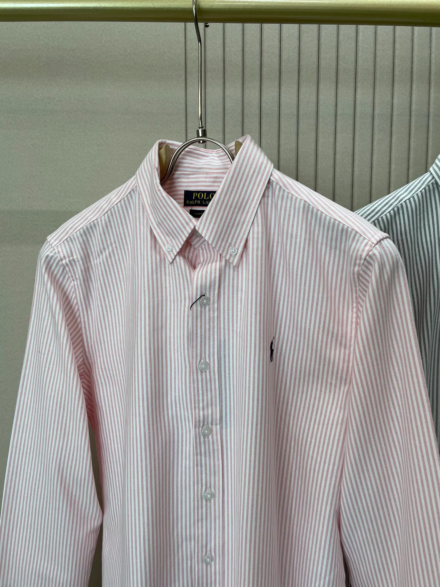 P220 🌸🌸🌸 POLO Ralph Lauren [High Quality] Classic shirt! The classic casual shirt made of pure cotton Oxford cloth has a unique design. It has a simple, clean and classic silhouette design. It is a versatile style that can be switched at will. The fabric feels soft and delicate, highly breathable, and is close to the skin and comfortable to wear. It can be worn alone as an inner layer. Its versatile performance is beyond your imagination! The upper body of the ready-to-wear is simple and classic yet elegant! Size:M-XXL